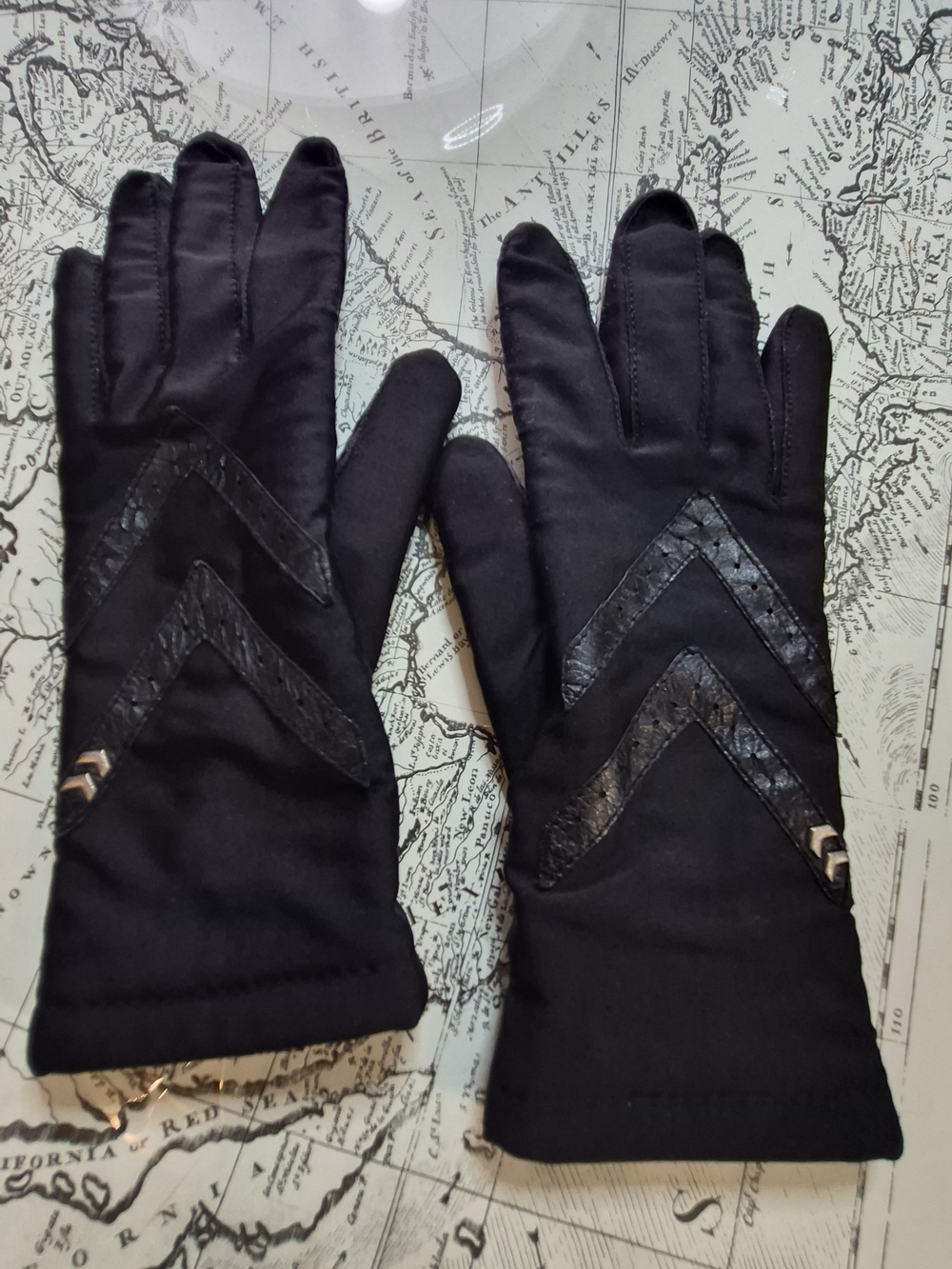 isotoner Black Women's Chevron Detail Gloves